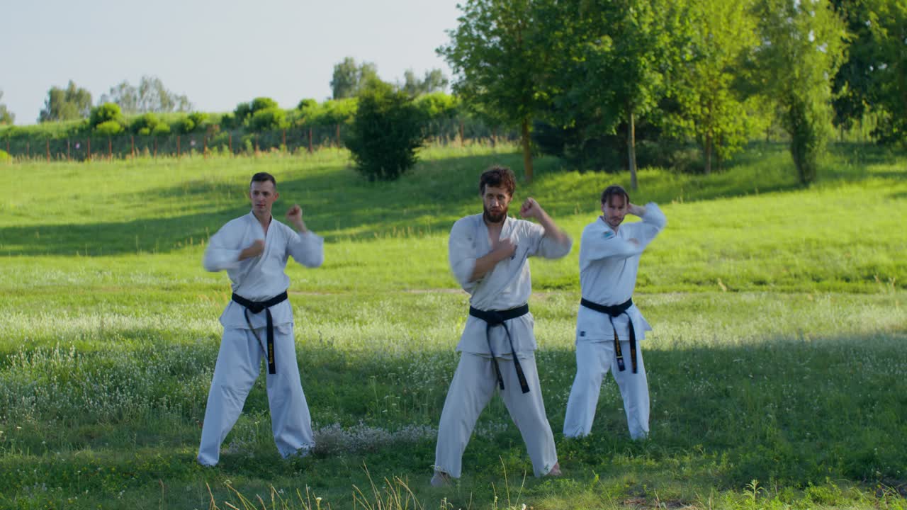 Praticanti di karate che si allenano all'aperto