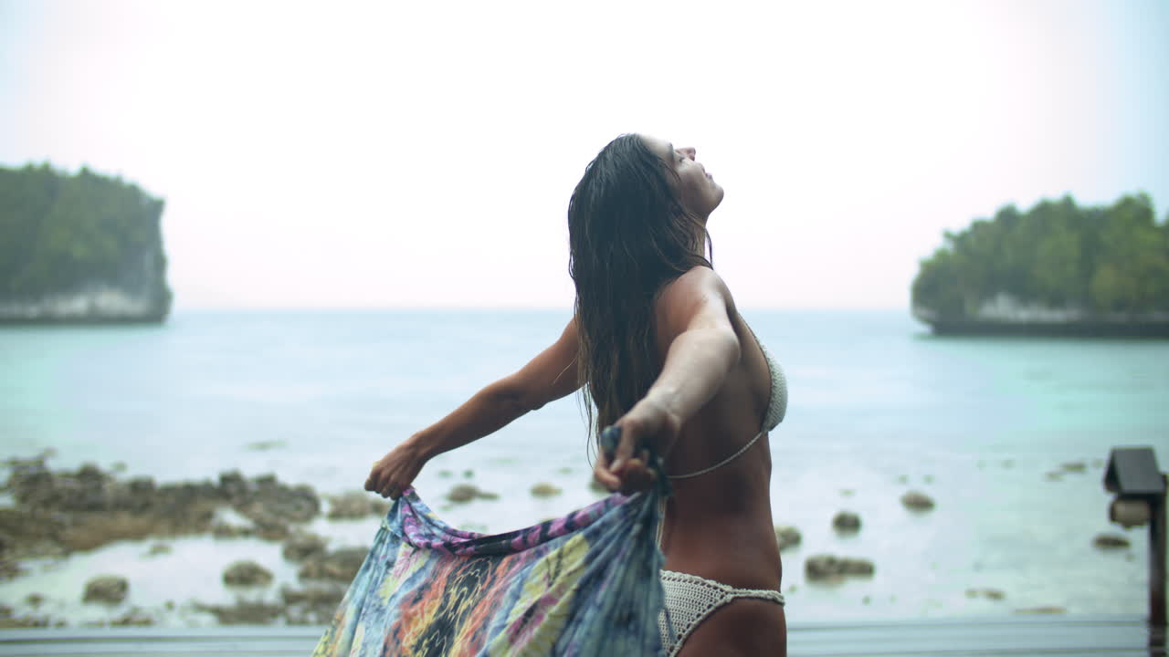 Mujer disfrutando de la playa tropical