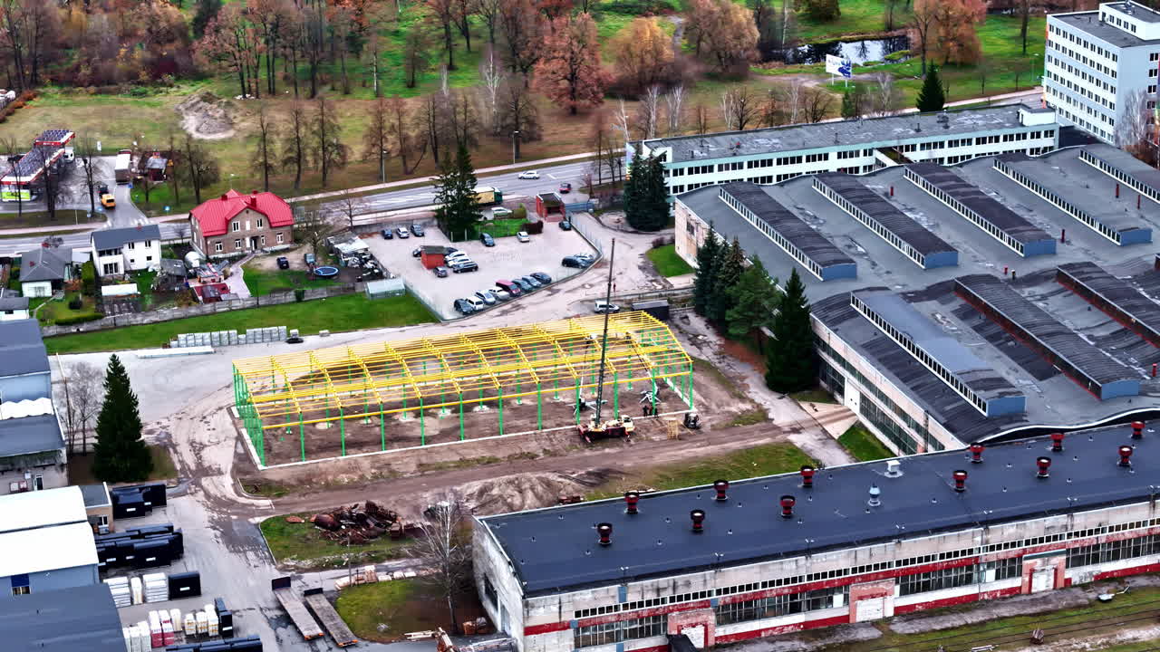 대형 산업용 강철 구조물을 조립하는 크레인과 함께 건설 현장, 공중 사진