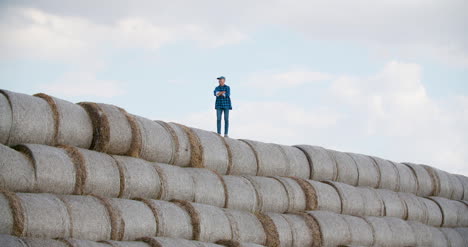 Erfolgreiches-Landwirtschaftliches-Konzept-Positiver-Landwirt,-Der-Auf-Getreide-Schaut-10