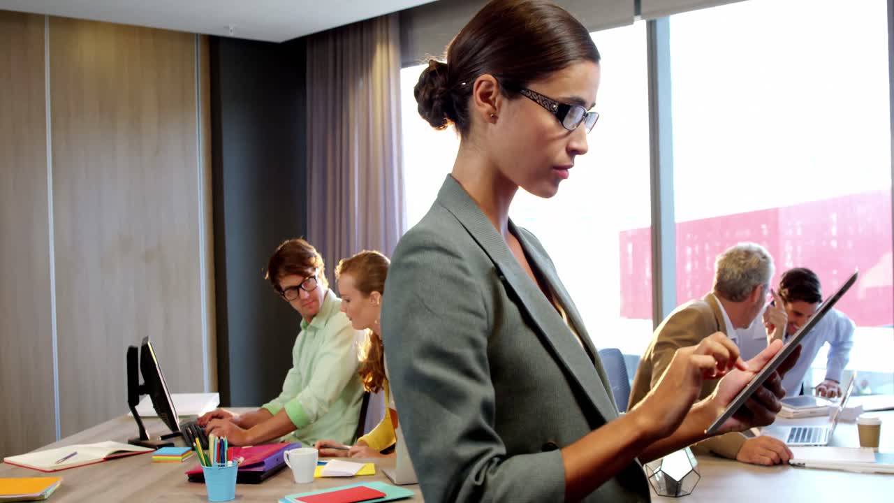 empresaria usando tableta digital