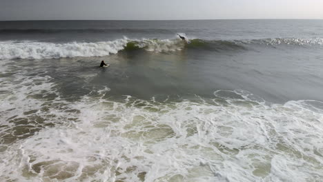 Epische-Drohnenfahrt-Eines-Surfers,-Der-Auf-Einer-Welle-Reitet