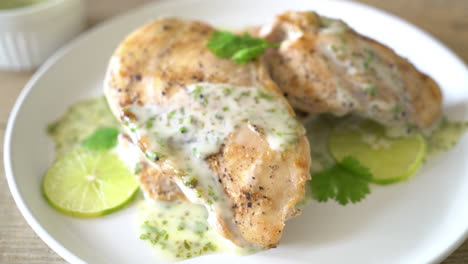 pechuga de pollo a la parrilla con salsa de lima limón