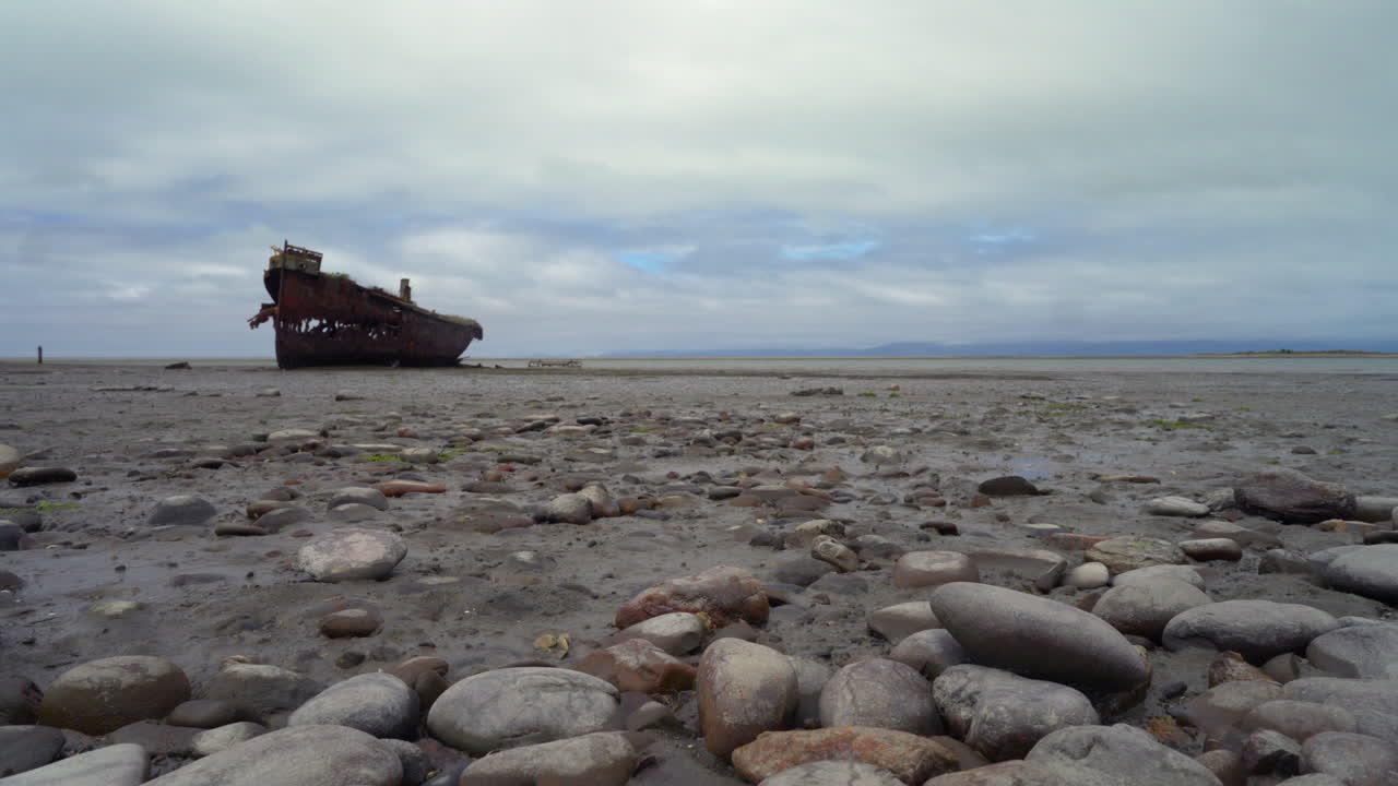 타스만, 뉴질랜드 모토에카 근처의 저류에 의해 노출된 선박 붕괴의 움직임 지연