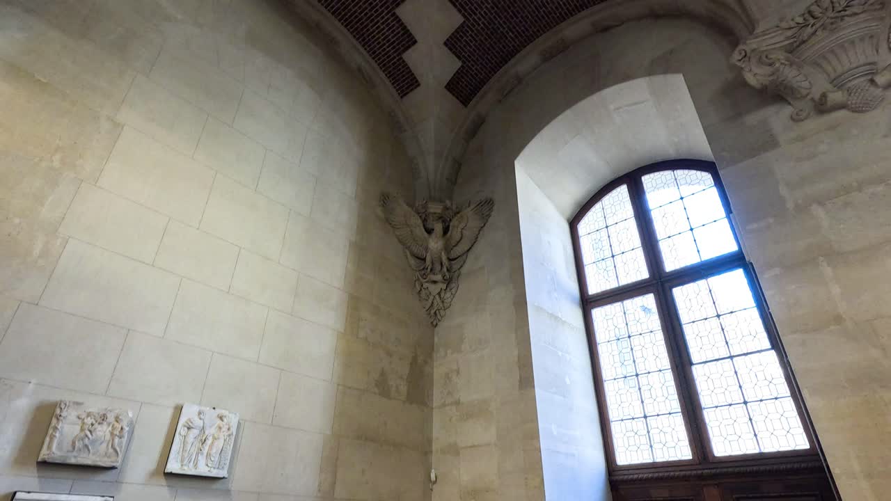 갤러리에 전시된 조각품과 유물