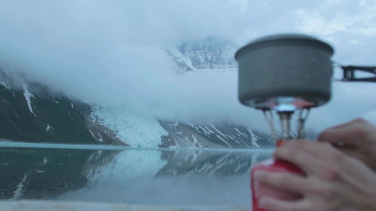 Acqua che bolle in una pentola al lago