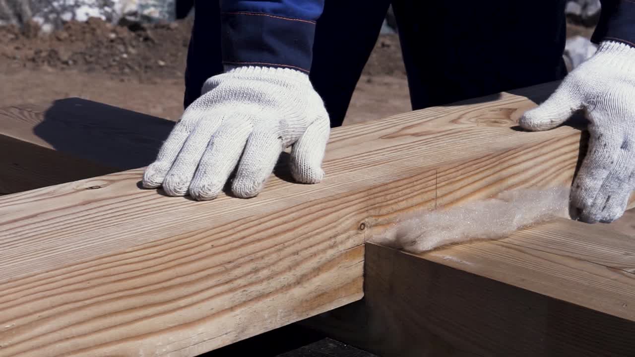 나무  을 설치 하는 건설 노동자