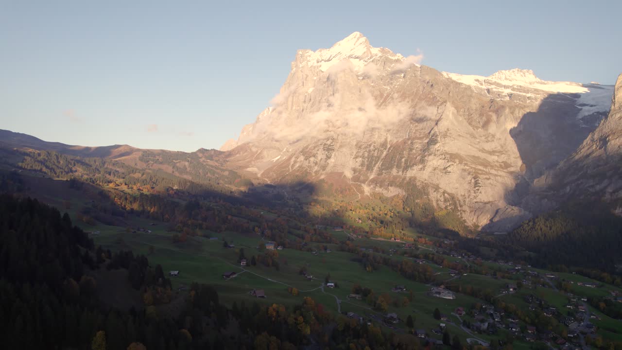 공중 드론 영상이 아래로 솟아올라 베터호른 산의 아름다운 일몰 전망을 숨기고 있습니다.