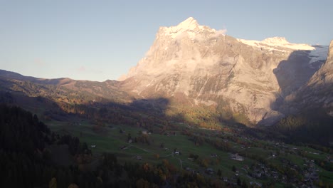 Imágenes-Aéreas-De-Drones-Subiendo-Y-Ocultando-Hermosas-Vistas-Del-Atardecer-Del-Monte-Wetterhorn