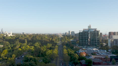 dron de seguimiento aéreo moviéndose hacia el santuario del recuerdo de melbourne