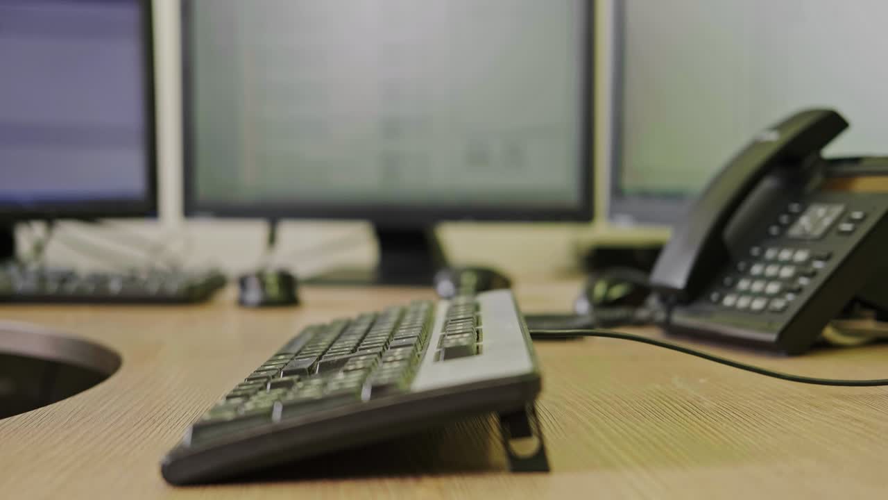 un hombre de negocios con dólares de dinero rasgado en sus manos está trabajando en un teclado de computadora en un escritorio de oficina, de cerca