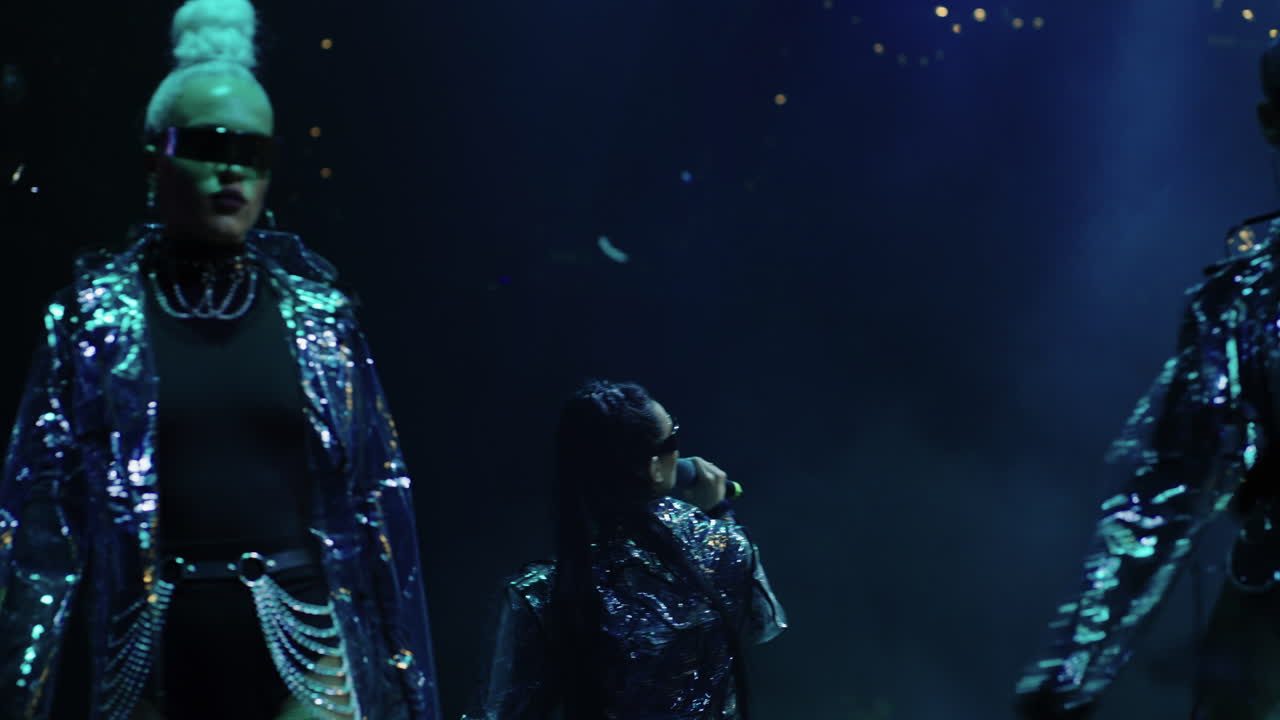 cantantes que actúan en el escenario de un concierto