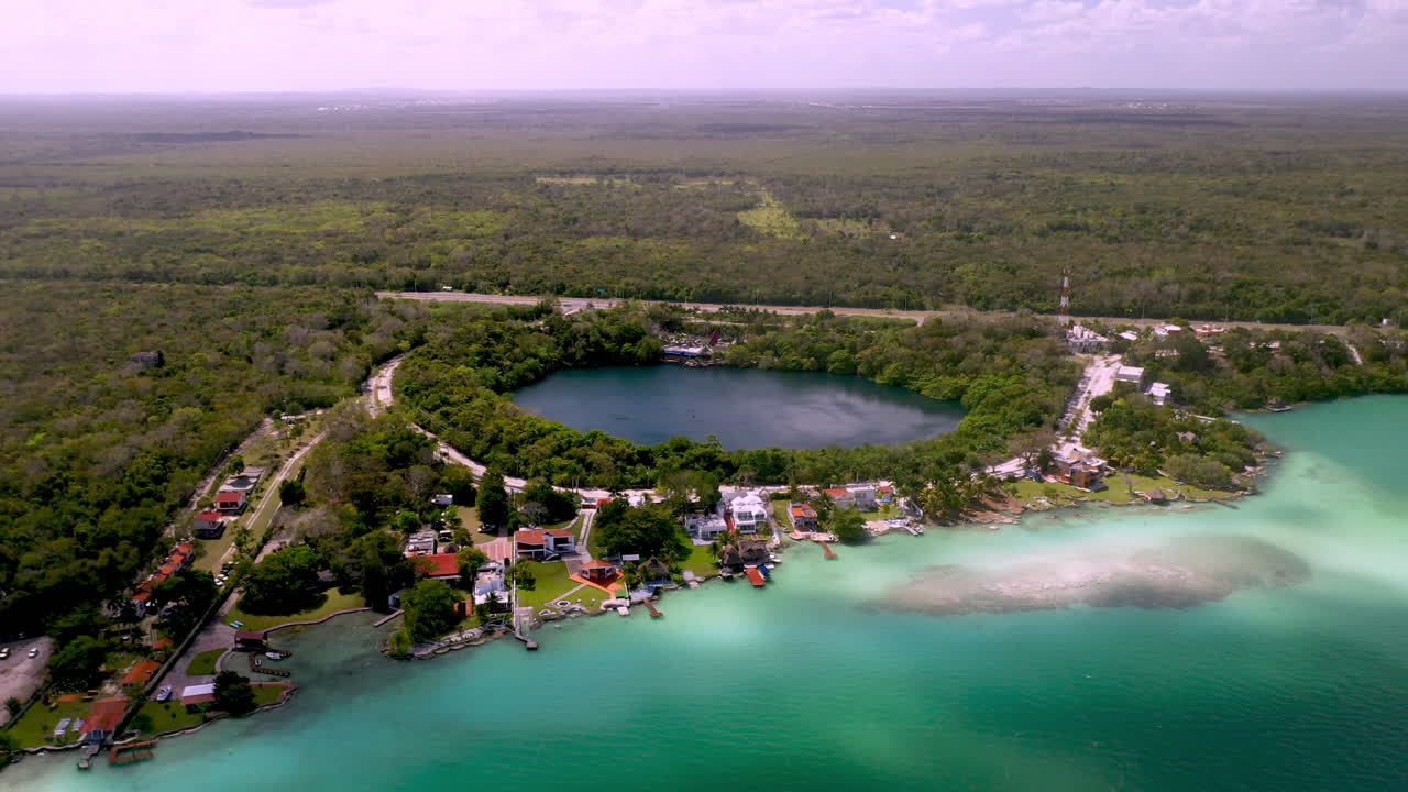 toma de drones de casas y laguna en bacalar mexico