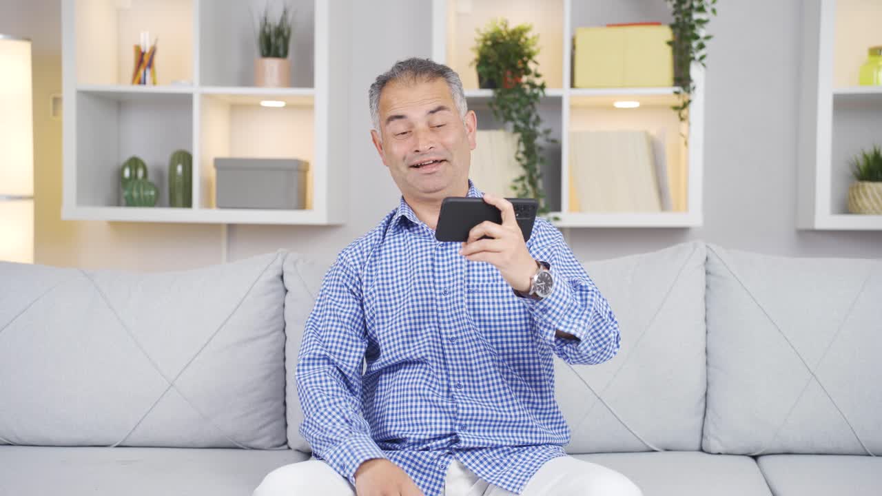 전화하고 있는 남자.