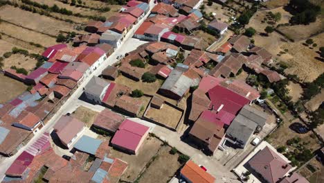 pequeño pueblo en medio del campo