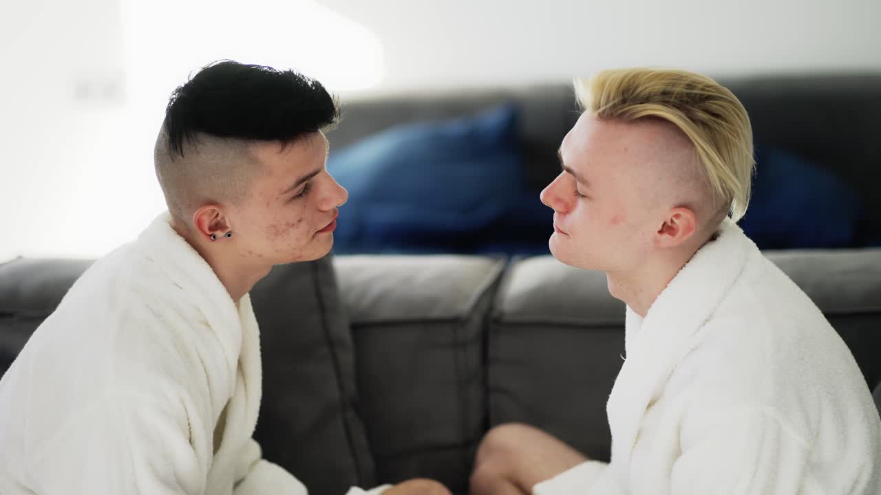 портрет молодого кавказского гея, успокаивающегося и разговаривающего друг с другом