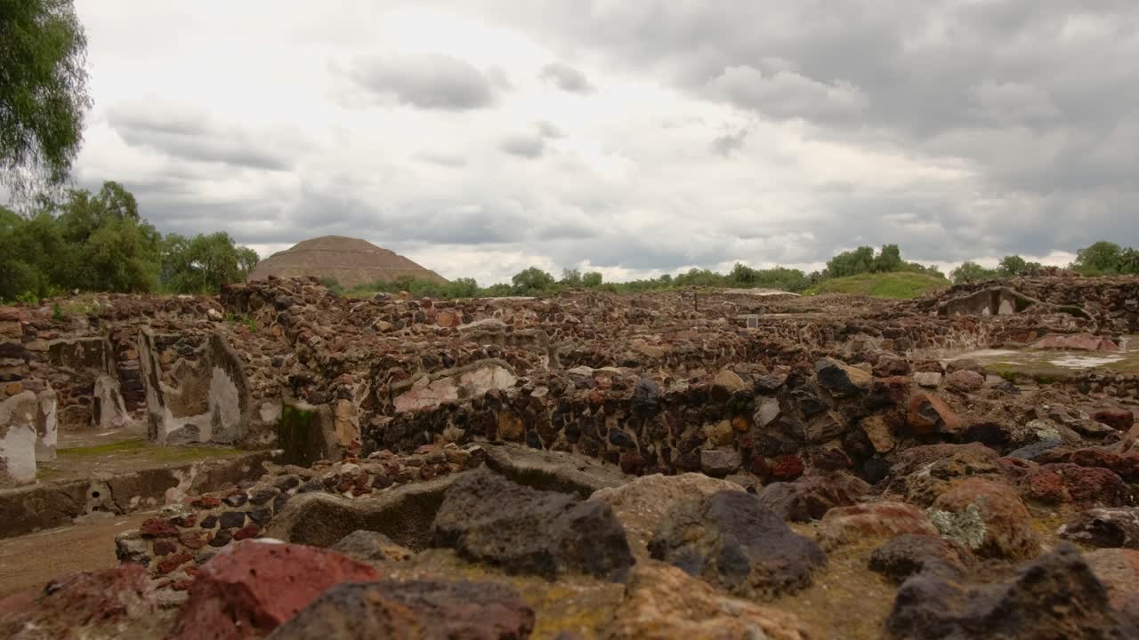 timelapse cielo nublado en azteca teotihuacan ruinas antiguas pirámides valle mexicano