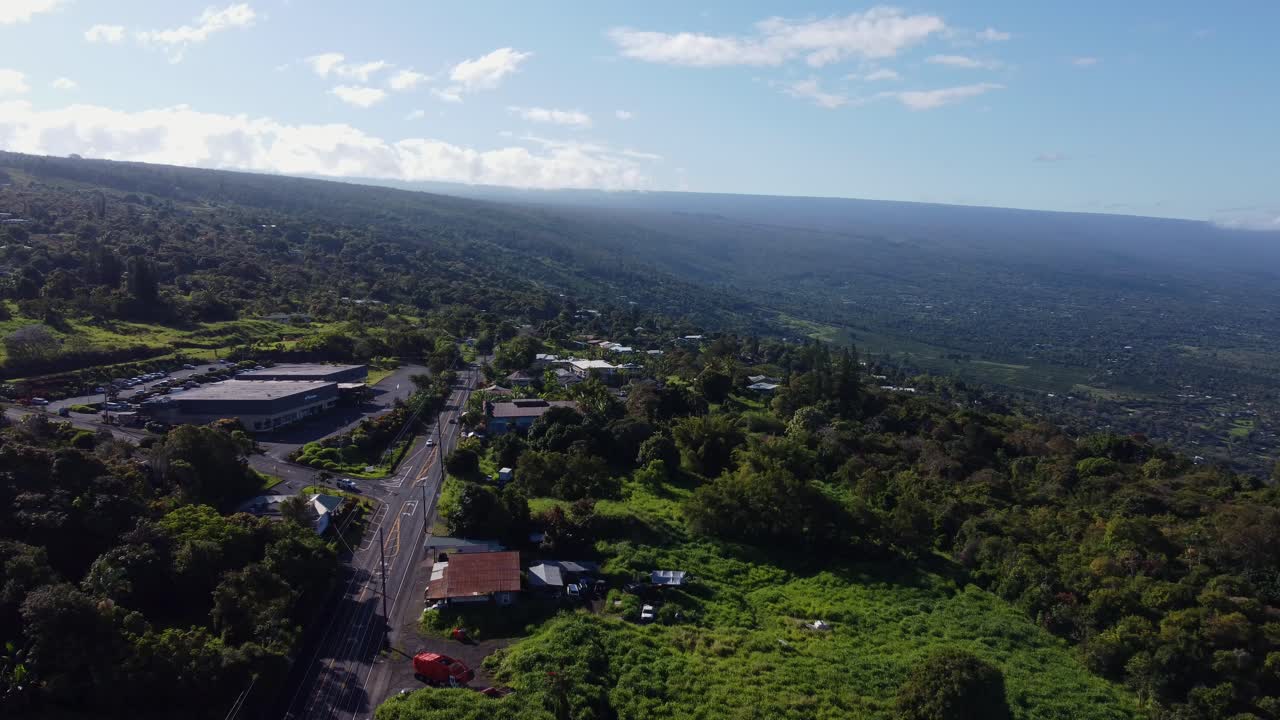 toma de drones cinematográficos de 4k de autos conduciendo por una carretera en captain cook cerca de kona en la isla grande de hawai