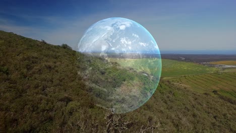 animación de un globo giratorio sobre el paisaje en las montañas