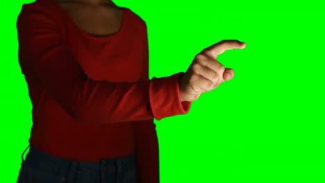 mujer fingiendo usar una pantalla invisible