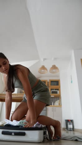 mujer empacando la maleta