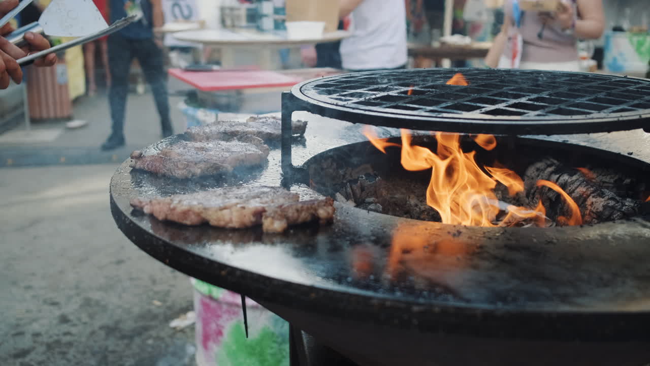 축제 에서 야외 스테이크 바베큐