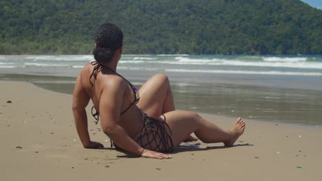 disfrutando del sol y el mar, una modelo de bikini abraza un día de ocio en una playa del caribe