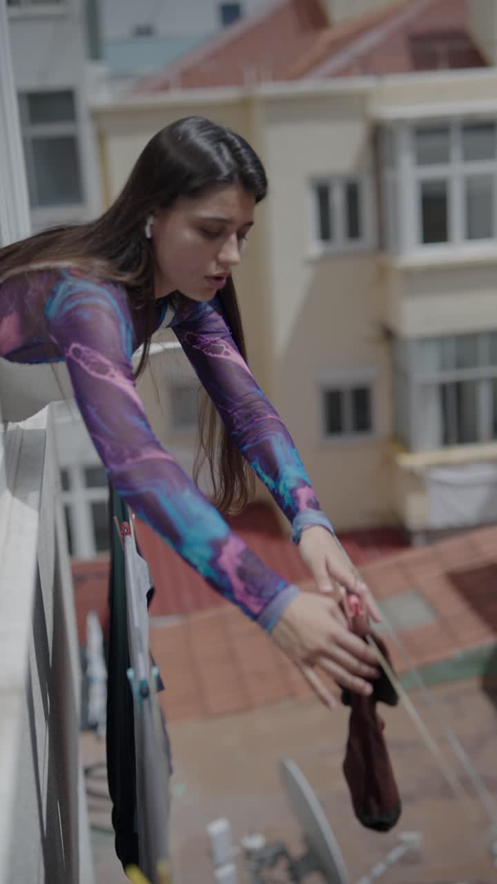 mujer lavando la ropa