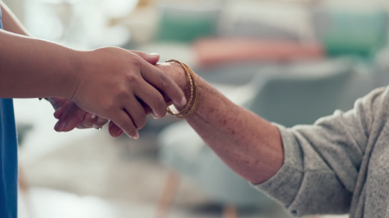 apoyo, tomarse de la mano y el paciente mayor