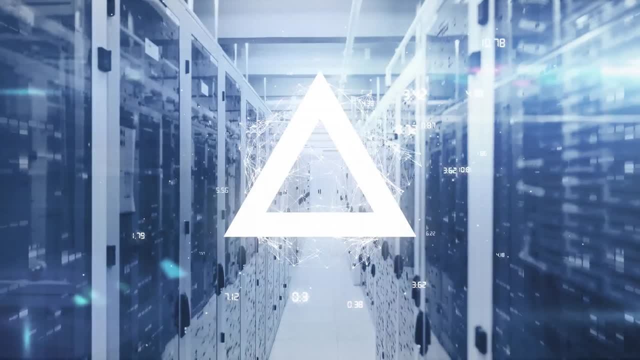 삼각형의 애니메이션, 연결을 가진 지구, 컴퓨터 서버를 통해 데이터 처리