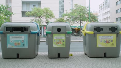 Contenedores-De-Reciclaje-En-El-Bordillo-De-La-Acera-En-Sevilla,-España,-Acercar