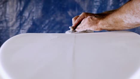 un artesano está planeando una tabla de surf personalizada