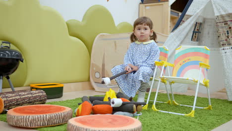 Kleines-Mädchen-Tut-So,-Als-Würde-Es-Marshmallow-Am-Spielzeuglagerfeuer-Auf-Dem-Heimischen-Campingplatz-Rösten