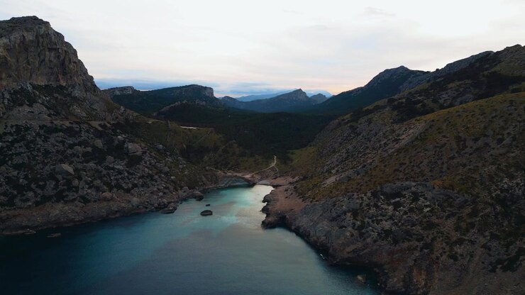 Volo a Cap Formentor Cala Figuera, Palma di Maiorca. Baia naturale con mare cristallino turchese, costa di spiaggia idilliaca perfetta. Isola spagnola delle Baleari, Maiorca, ripresa aerea epica cinematografica con drone 4K