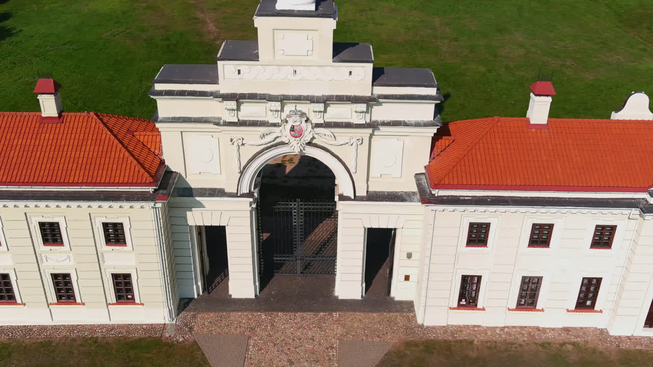 Cancello d'ingresso barocco del Palazzo Ruzhany in Bielorussia, con arco ornato e stemma, un punto di riferimento storico restaurato e sito del patrimonio culturale