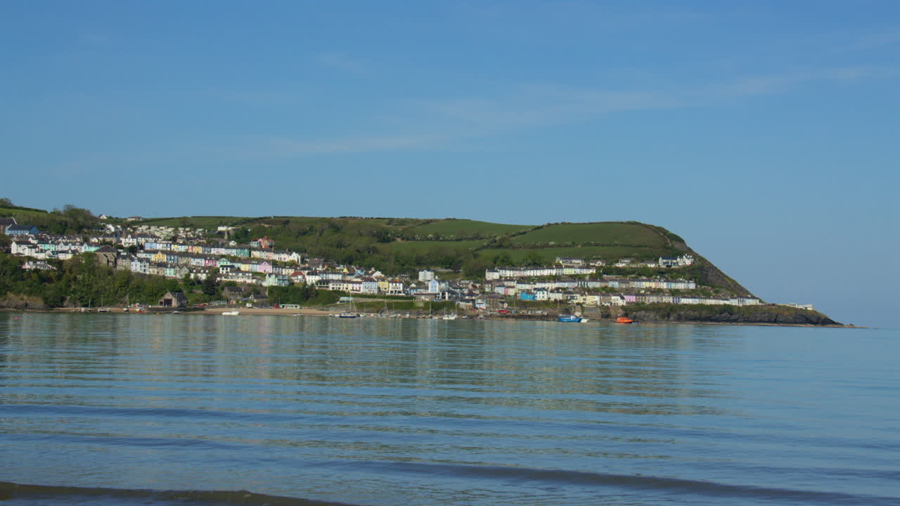 뉴키 해변에서 촬영한 뉴키 부두와 곶대의 원거리 샷