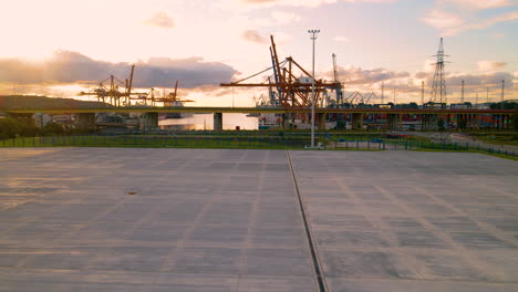 astillero con grúas y contenedores en el puerto de gdynia en polonia al amanecer