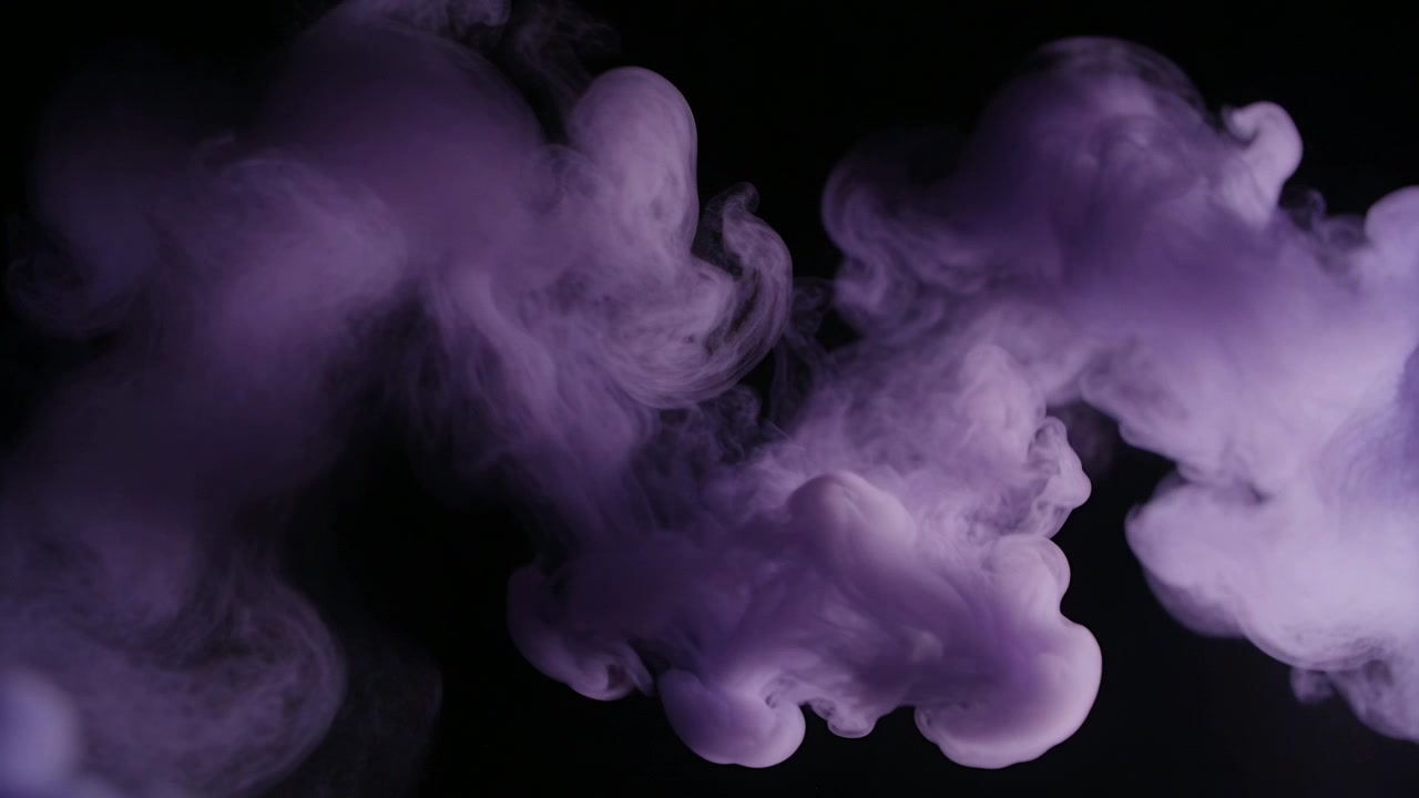Pennacchio viola che si dispiega dopo la tintura, arricciandosi ed espandendosi in una vasca contro uno sfondo nero con luce di contorno.