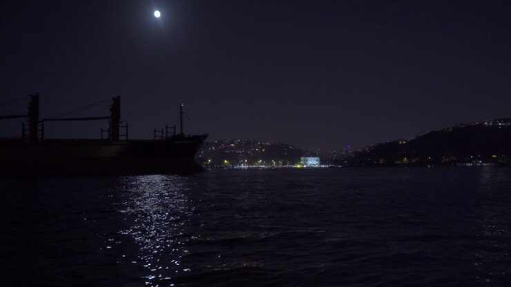 Nave che attraversa lo stretto al chiaro di luna