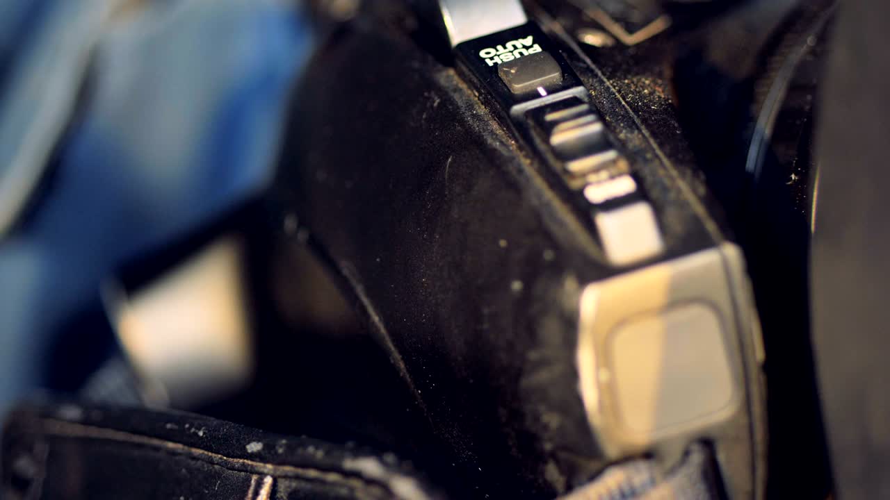 макро вид на объективе камеры и кнопку увеличения.