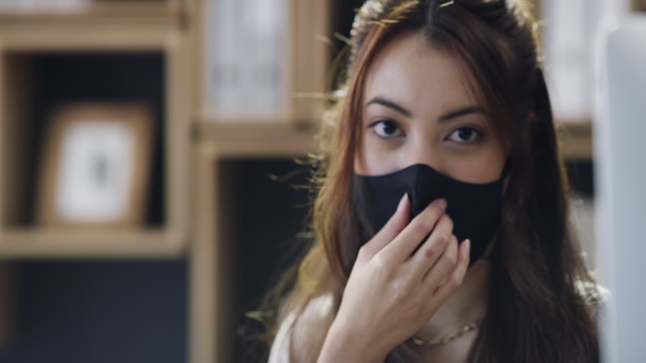 마스크, 미소 그리고 비즈니스 여자의 얼굴