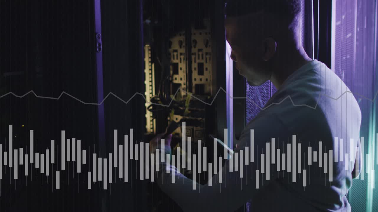 animación del procesamiento de datos sobre ingeniero informático afroamericano y servidores informáticos