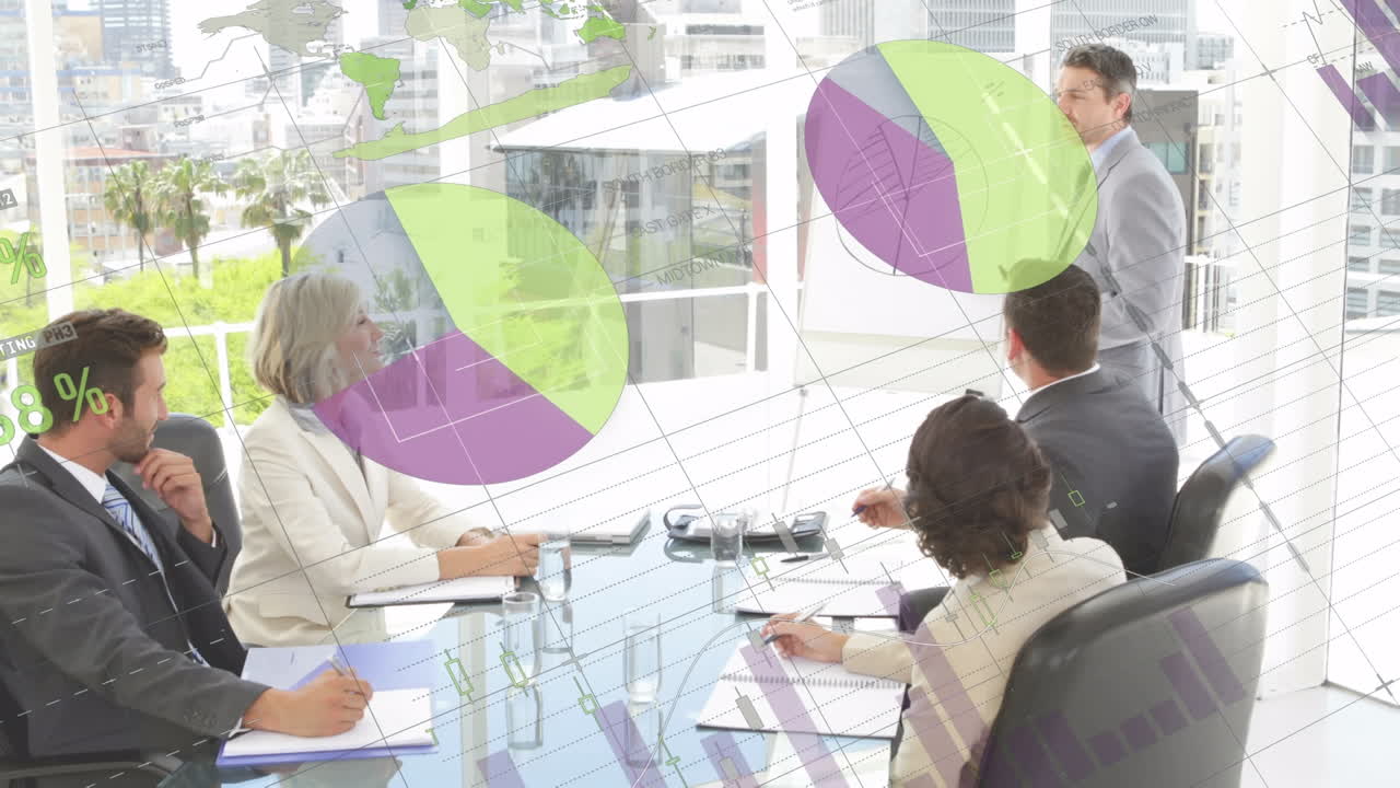 animación del procesamiento de datos sobre los empresarios caucásicos en la oficina