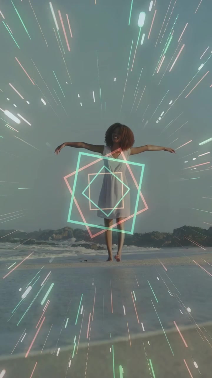 Vídeo vertical: Mulher caminhando pela costa ativando quadrados de néon emoldurando o tronco, posando para a moda