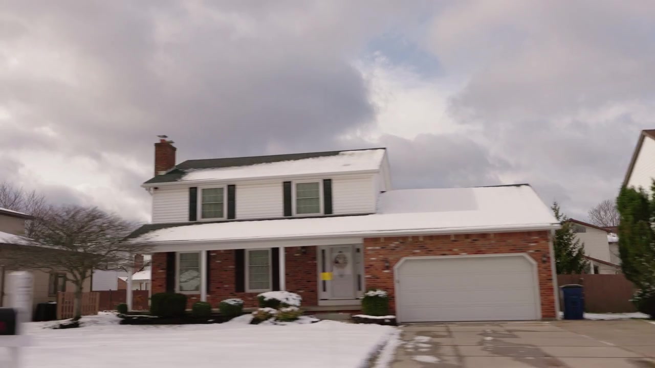 Casas cobertas de neve em um subúrbio americano