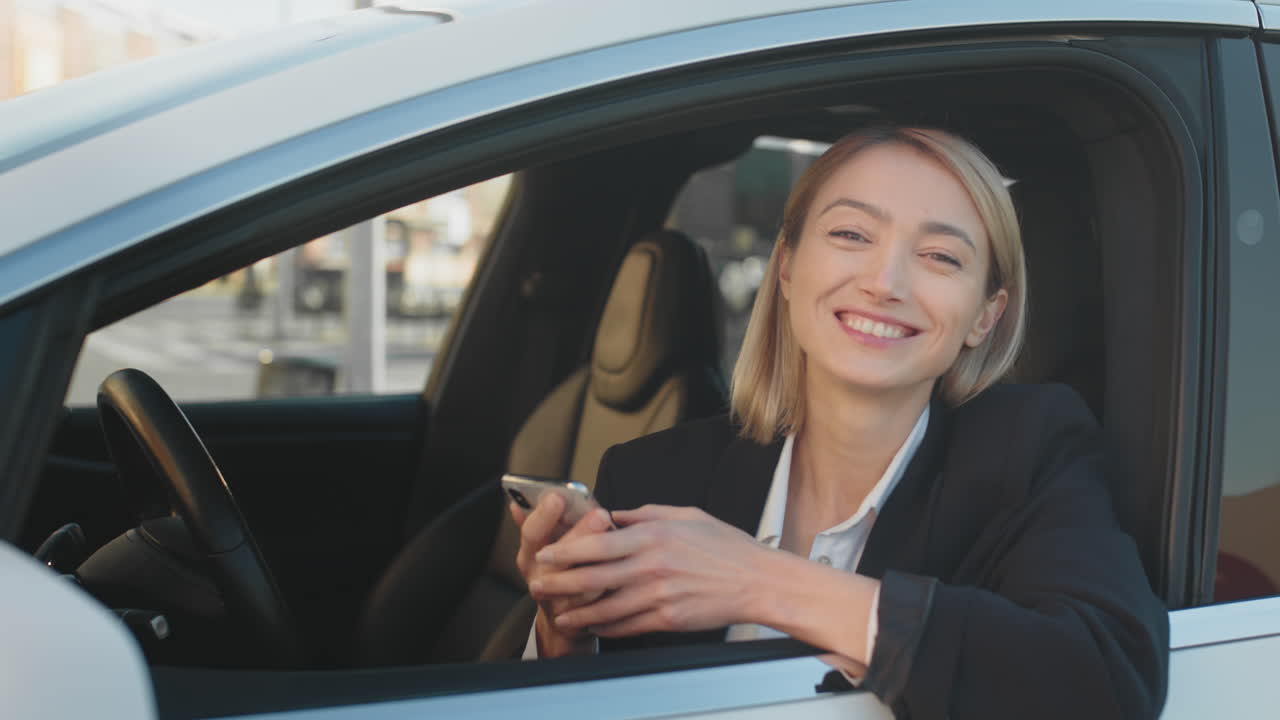 mujer conduciendo un coche y usando el teléfono