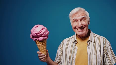 un hombre mayor con un cono de helado gigante.