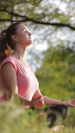 mujer meditando al aire libre