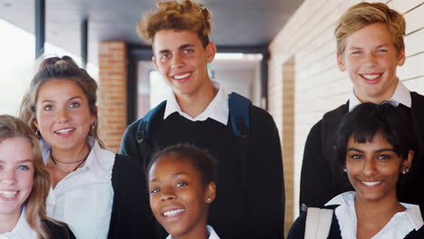 retrato de estudiantes adolescentes en uniforme fuera del edificio de la escuela