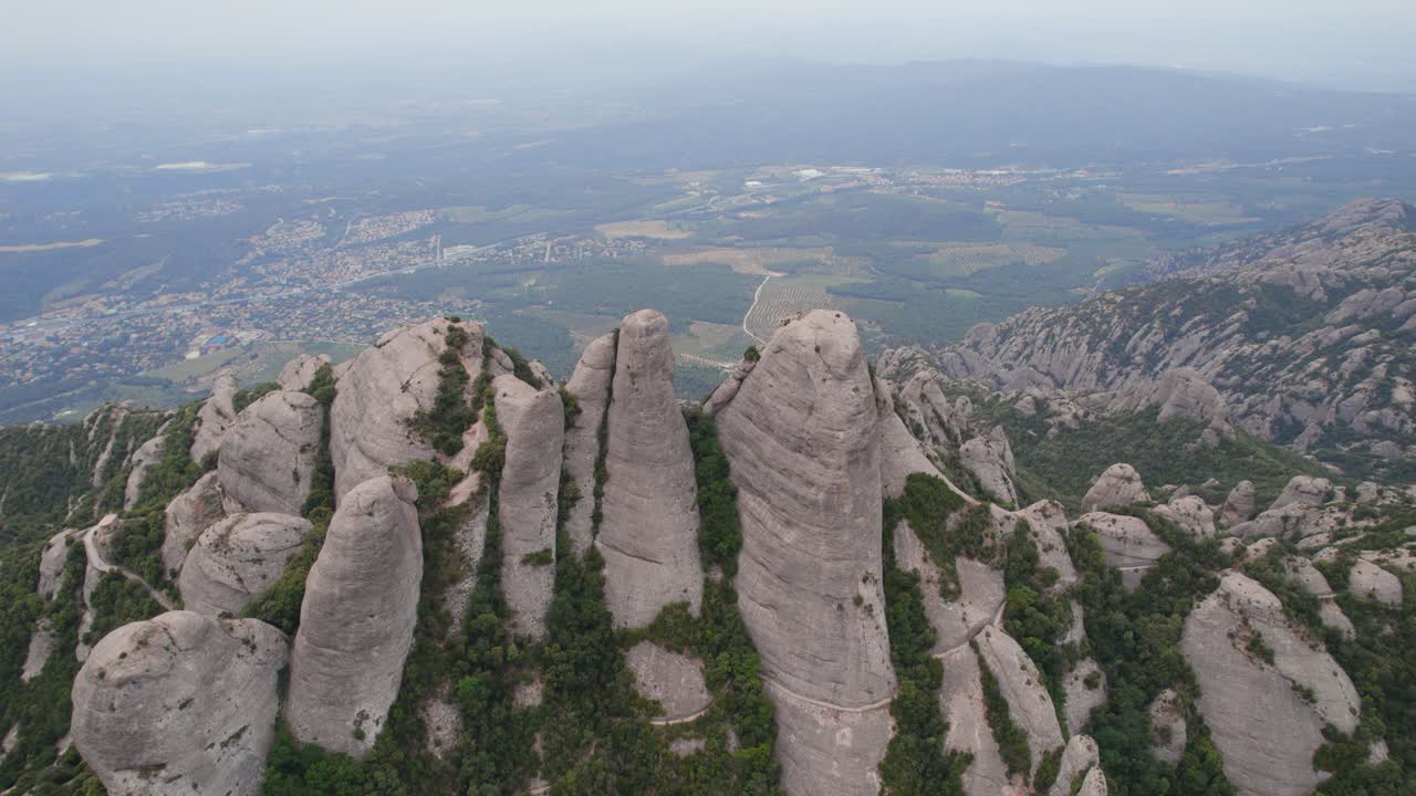 스페인의 기후 변화로 인한 회색 오염 된 하늘 아래 바르셀로나 시의 전망과 함께 몬테세라트 자연 공원 산 정상